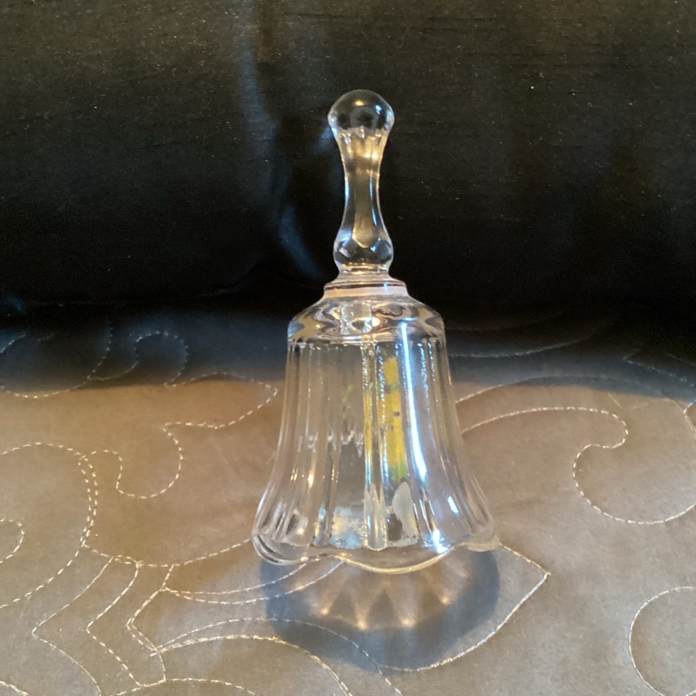 Fenton clear glass August birthday bell with floral design - Picture 3 of 4